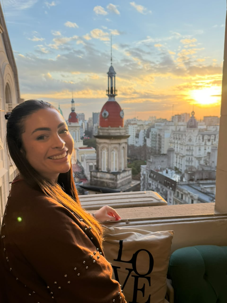 Maria Fernanda diante da paisagem urbana durante uma viagem